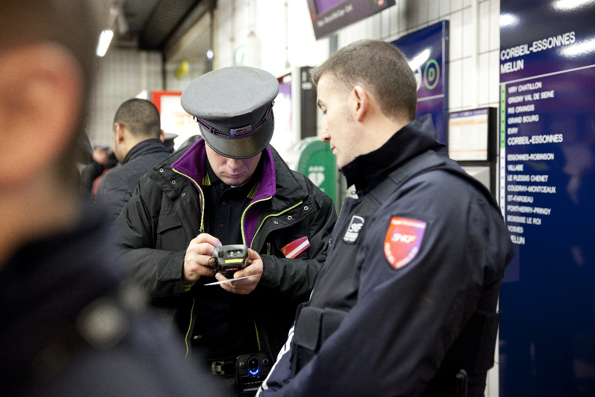 Contrôleur sur le RER D : connaissez-vous vraiment ce métier