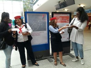 Distribution du livret de rentrée RER D en gare d'Evry