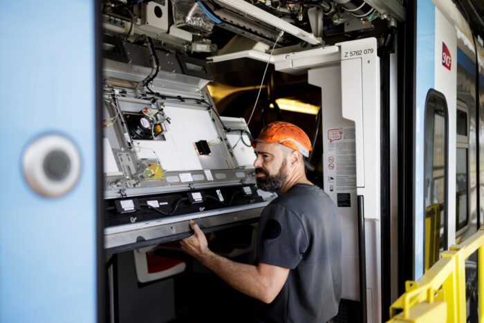 Envie de rejoindre la ligne D sur le poste d'opérateur & opératrice de maintenance électrique ? Image d'un opérateur en centre de maintenance.