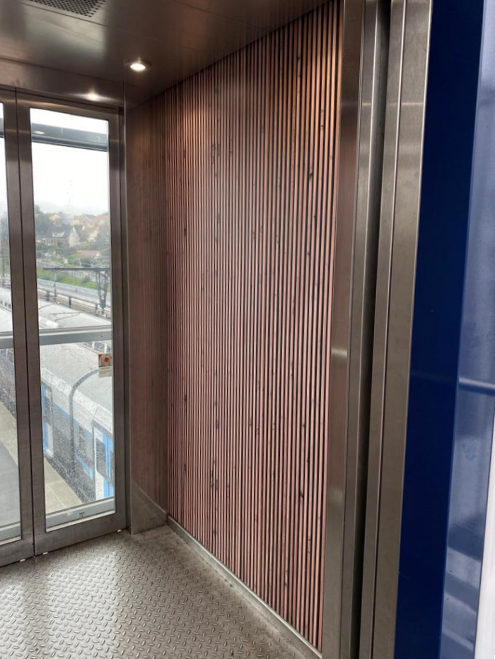 Image de l'intérieur d'un des ascenseurs en gare de Corbeil Essonnes, doté d'un nouveau pelliculage intérieur.