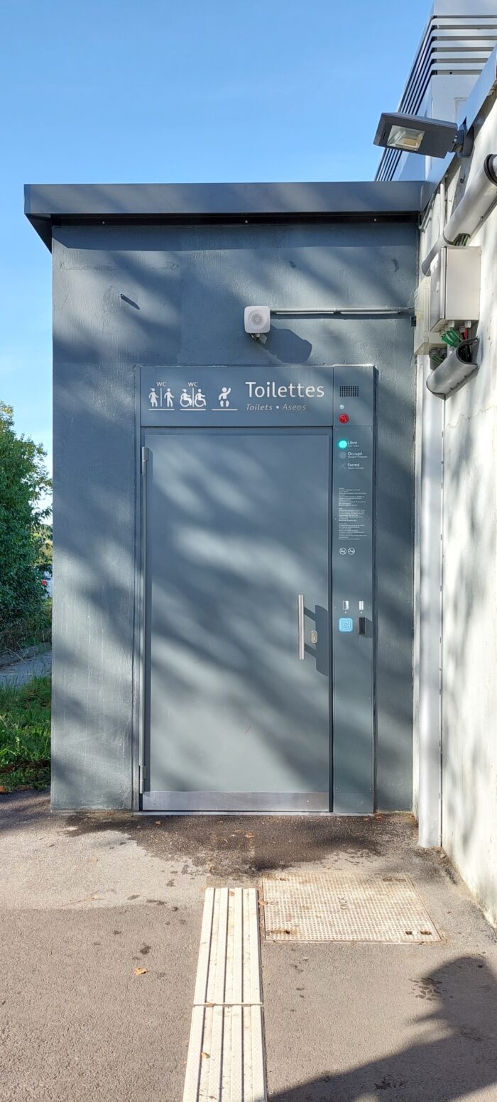 Parmi les nouveaux aménagements : une vue de l'entrée des toilettes en gare d'Orangis Bois de l'Épine.