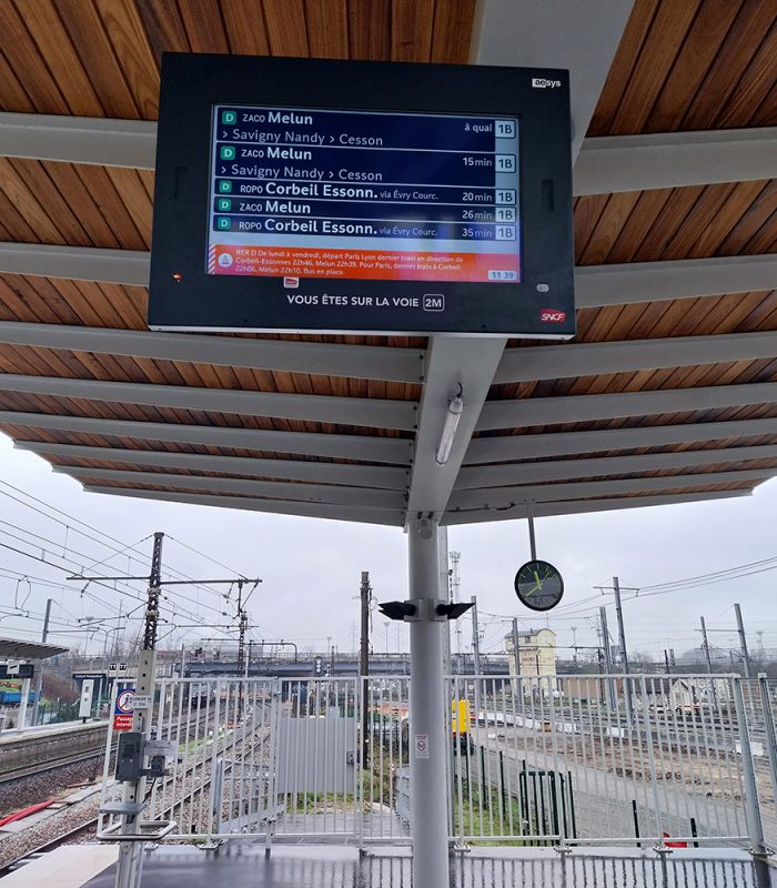 À Créteil Pompadour : image d'un écran affichant la liste des prochains trains, accompagné d'un sticker précisant sur quelle voie on se trouve.