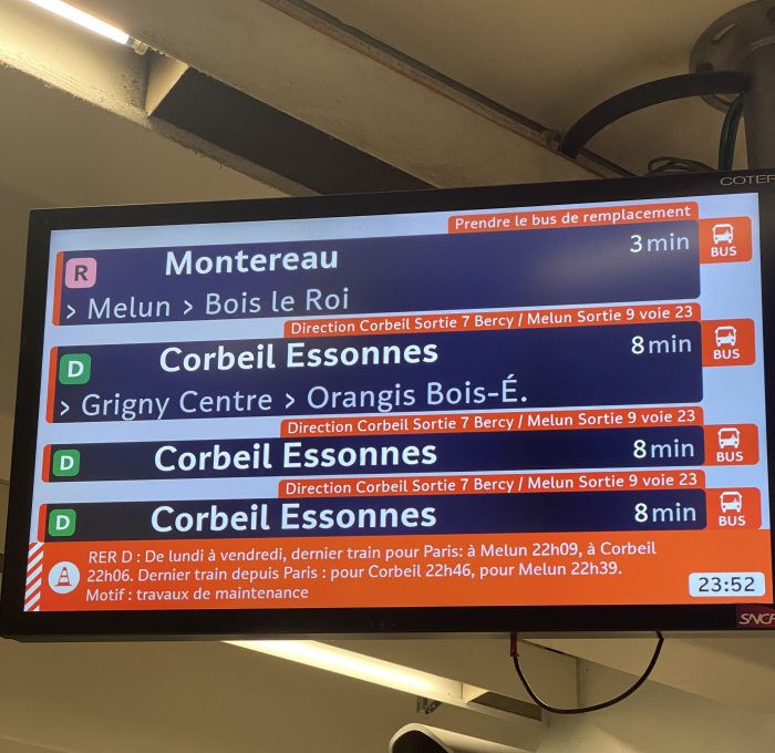 2e nouveauté en gare : une photo d'un écran à Paris Gare de Lyon avec la mention de l'endroit où a lieu la prise en charge bus travaux.