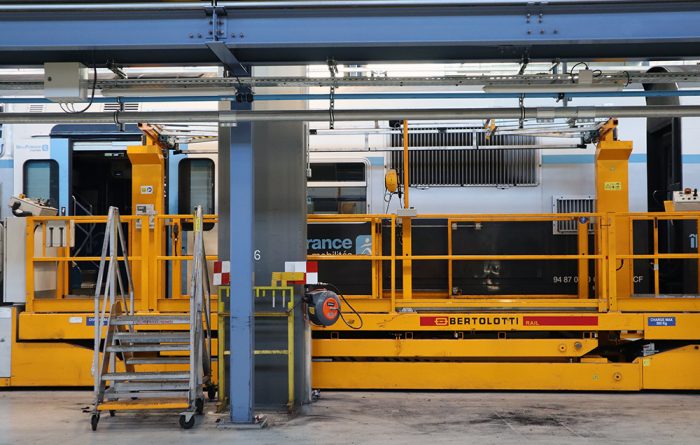 Photo d'un train en atelier de maintenance.