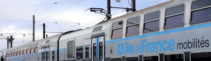 Photo d'un train dont le pantographe est relié à la caténaire pour illustrer le sujet de l'éco-stationnement et de l'environnement.