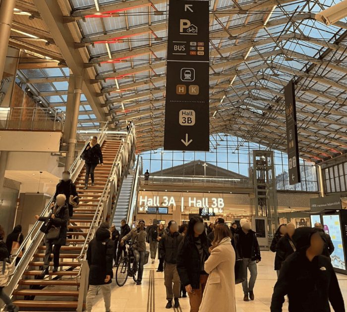 Photo du Hall 1 de la gare de Paris Nord. L'escalier et l'escalator permettant d'accéder à la gare routière, pour emprunter les bus travaux, se trouve à gauche de la photo.