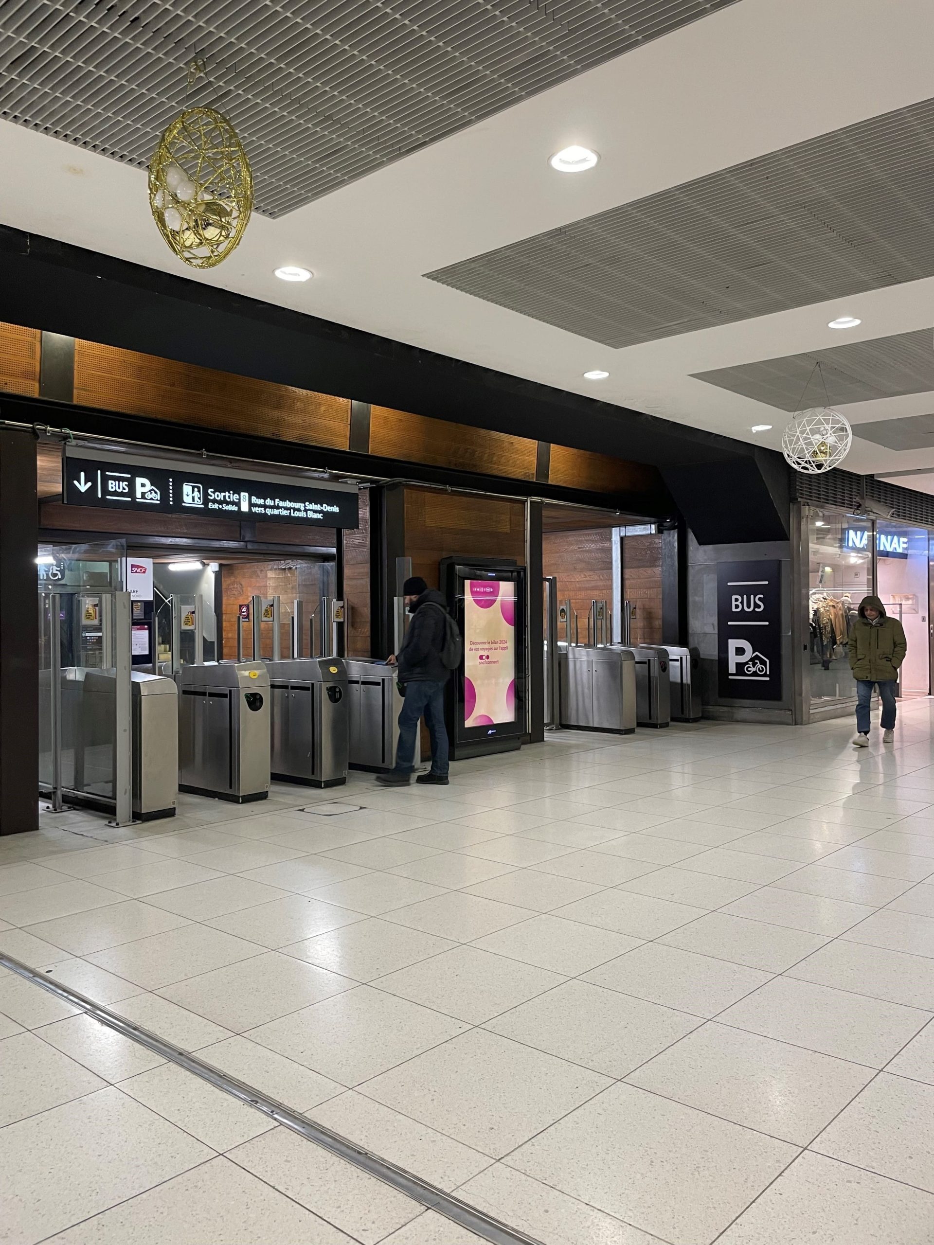 Photo de l'accès en gare de Paris Nord pour aller vers la sortie 8 "Rue du faubourg Saint-Denis vers quartier Louis Blanc" permettant d'accéder à la gare routière, pour emprunter les bus travaux.