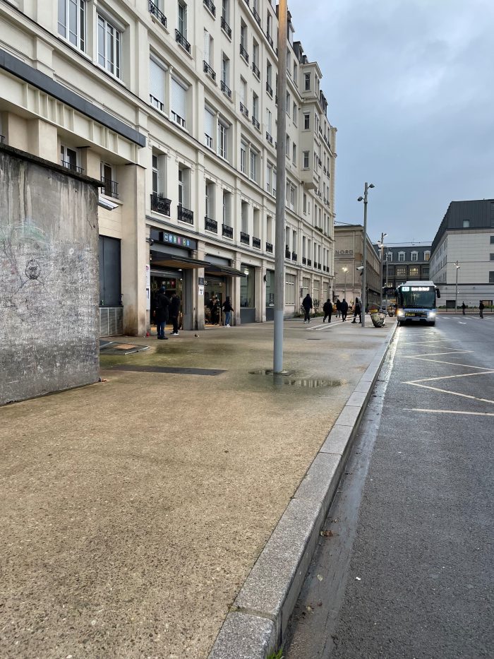 Photo en gare de Paris Nord de la sortie 8 "Rue du faubourg Saint-Denis vers quartier Louis Blanc" permettant d'accéder à la gare routière, pour emprunter les bus travaux.