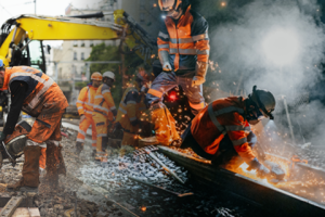 Images d'agents réalisant des travaux sur les voies et les infrastructures pour illustrer le billet informations travaux.