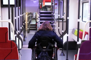 Une personne en fauteuil roulant à bord d'un RER NG pour illustrer le sujet de l'accessibilité.