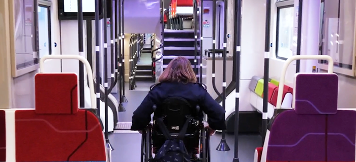 Une personne en fauteuil roulant à bord d'un RER NG pour illustrer le sujet de l'accessibilité.