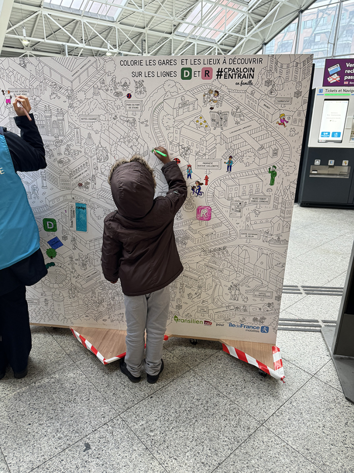 Une des idées de sorties et d'activités en février : une photo de la fresque #CPASLOINENTRAIN à Évry Courcouronnes.