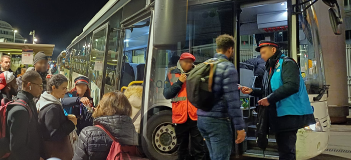 Pour illustrer le changement opéré pour les bus travaux au sud de Paris sur le RER D : 2 photos d'une prise en charge bus à Paris Gare de Lyon.