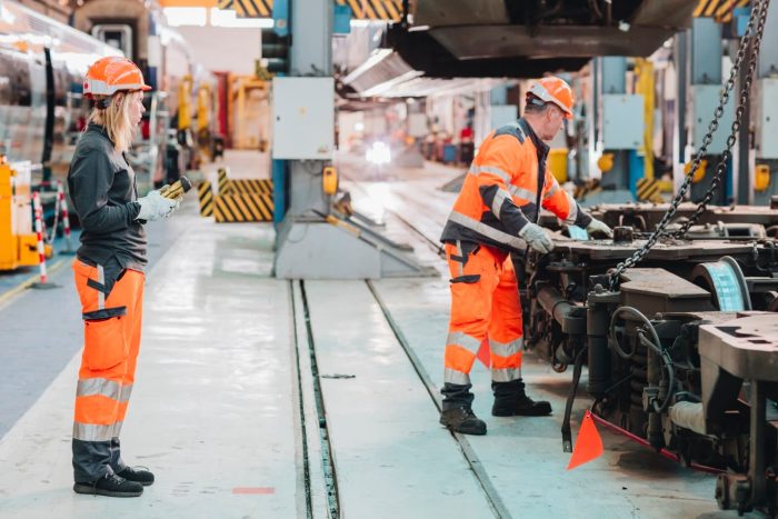 Photo de techniciens pour la maintenance des trains pour illustrer le recrutement chez Transilien SNCF Voyageurs.