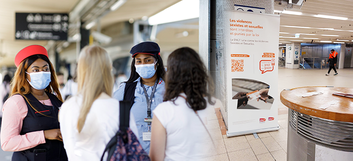 Photo d'agents et d'un stand en gare pour illustrer les rencontres de sensibilisation sur le thème des violences sexistes et sexuelles dans les transports.