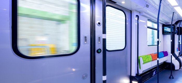 Photo prise à bord d'un RER NG montrant les portes du train.