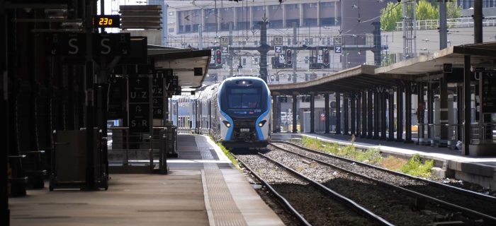 Entrée en gare du RER NG pour illustrer la vidéo de 3 voyageurs qui nous livrent leurs impressions sur ce nouveau train.