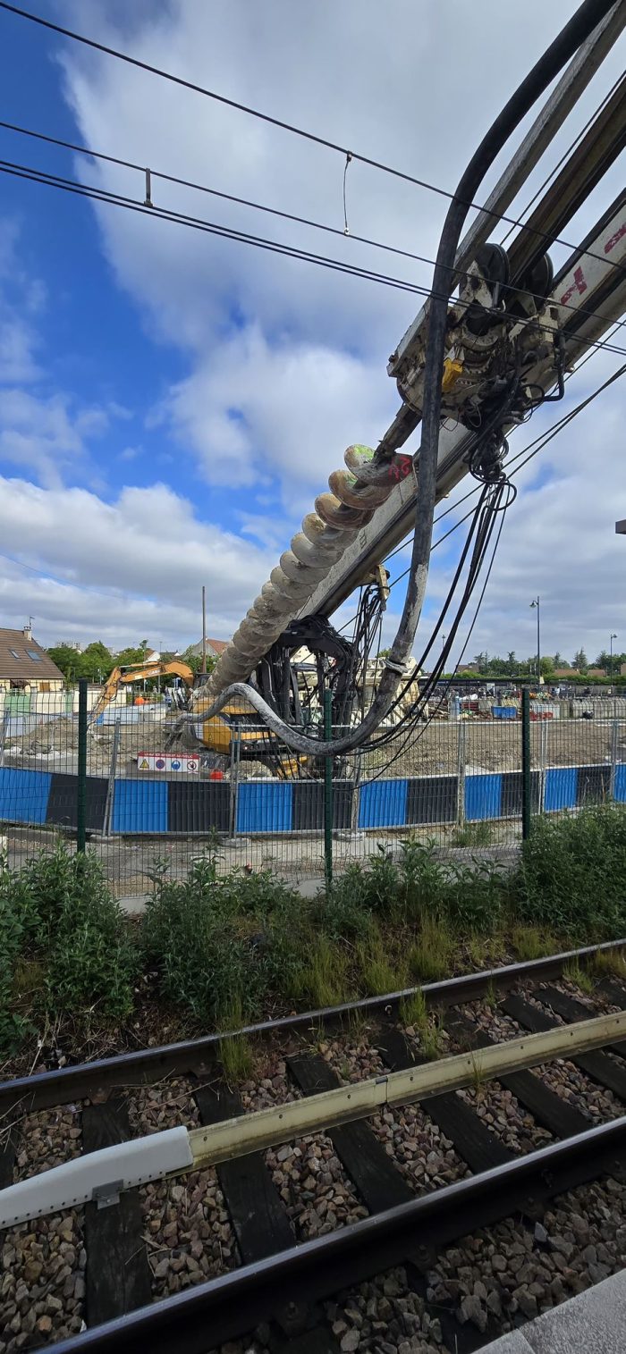 Photo de l'engin de chantier tombé en gare de Corbeil Essonnes le jeudi 22 mai 2025.