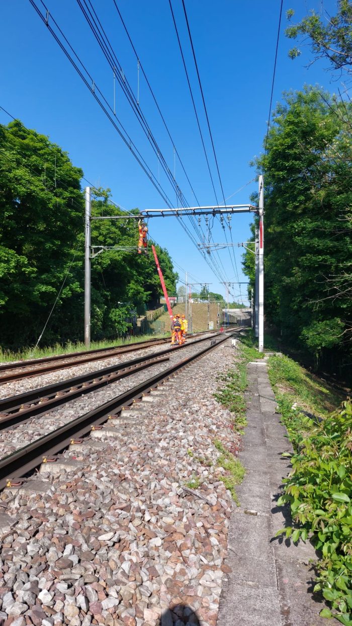 Photo des équipes de SNCF Réseau en action pour réparer les installations endommagées ce jeudi 15 mai.