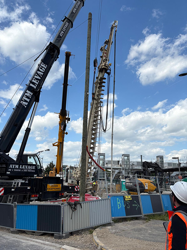 Photo du relevage de l'engin de chantier tombé en gare de Corbeil Essonnes le jeudi 22 mai 2025.