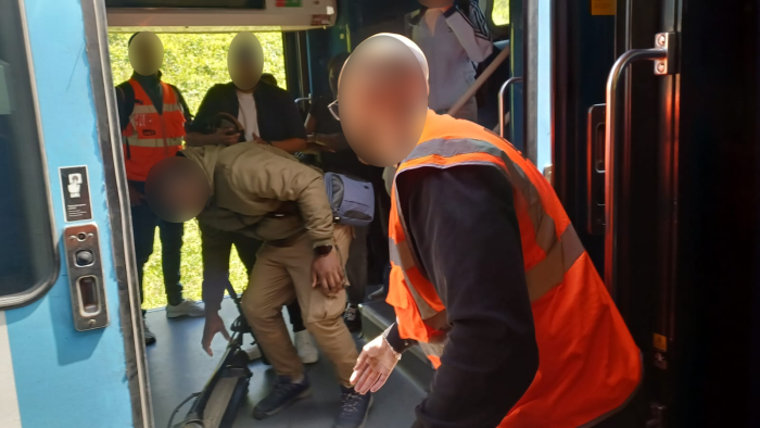 Photo d'agents SNCF du RER D qui prennent en charge les voyageurs pour les faire sortir du train arrêté en pleine voie, le jeudi 22 mai 2025.