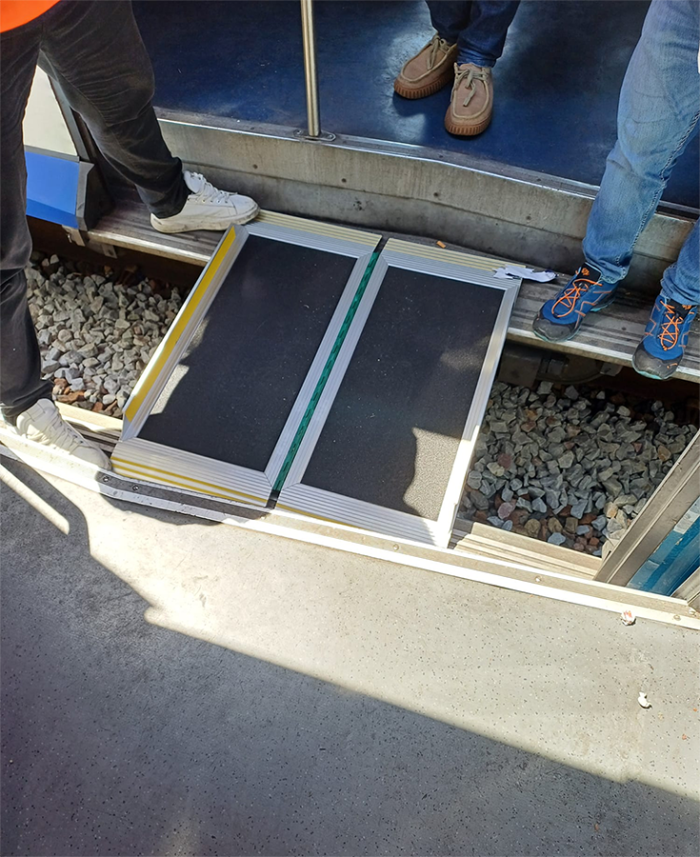 Photo d'une rampe utilisée pour faire cheminer les voyageurs d'un train à l’autre, sans les faire descendre par le ballast.
