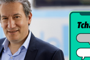 Photo de Marc Doisneau et illustration d'un téléphone mobile avec l'inscription "tchat".