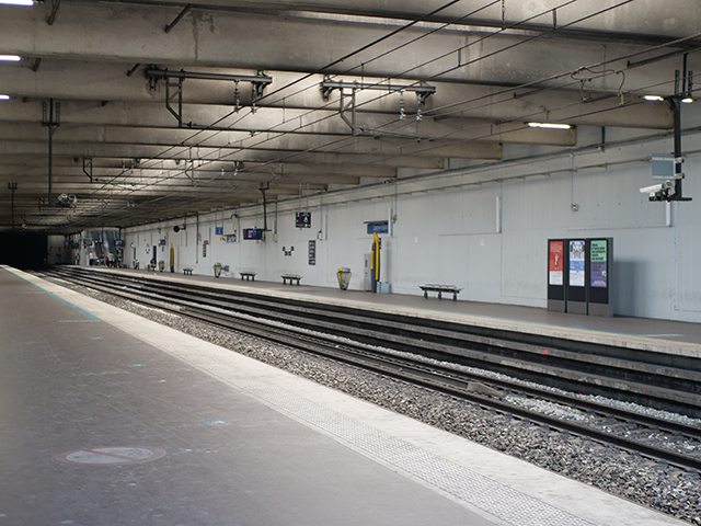 Photo en gare de Grigny Centre, durant l'étape transitoire, après les travaux de peinture.