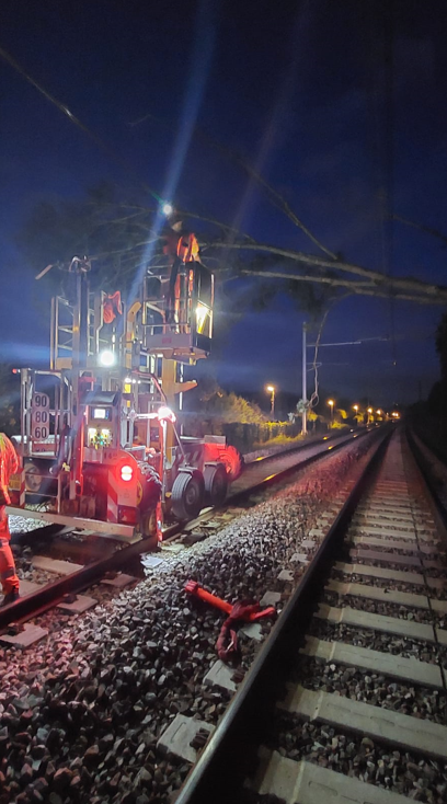 Photo de l'intervention des équipes qui ont permis le dégagement du train ainsi que la réparation des installations électriques.
