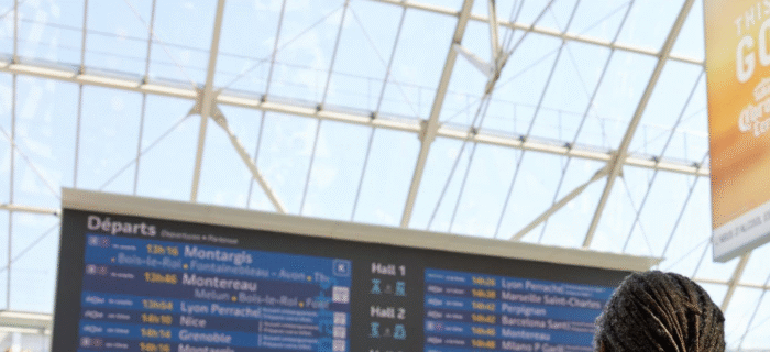 Panneaux d'affichages en gare pour illustrer le sujet de la réduction de l'offre qui sera appliquée sur le RER D à partir du 24 août.