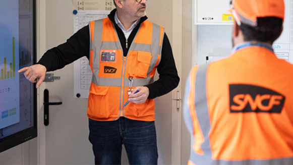 Pour illustrer le sujet automne sur le RER D : une photo d'agents SNCF échangeant pendant une réunion.