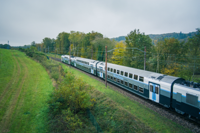 Pour illustrer le sujet automne sur le RER D : une photo d'un train roulant en longeant des arbres.