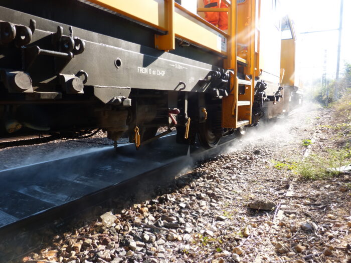 Pour illustrer le sujet automne sur le RER D : une photo d'un train laveur haute pression qui nettoie le rail.