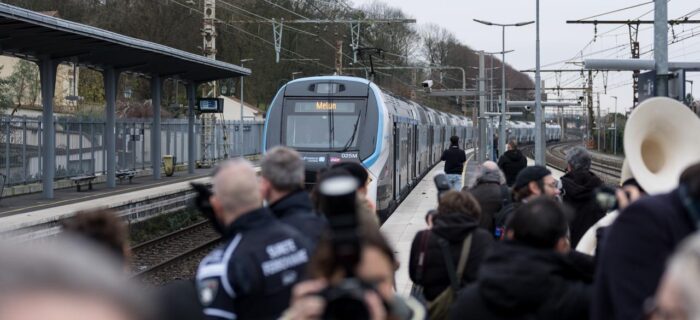 Photo par Aymeric Guillonneau - Région Île-de-France. Arrivée d'un train RER NG en gare.
