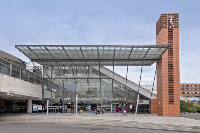 Pour célébrer les 50 ans du Plateau : une photo actuelle de la gare d'Évry Courcouronnes et de sa façade.