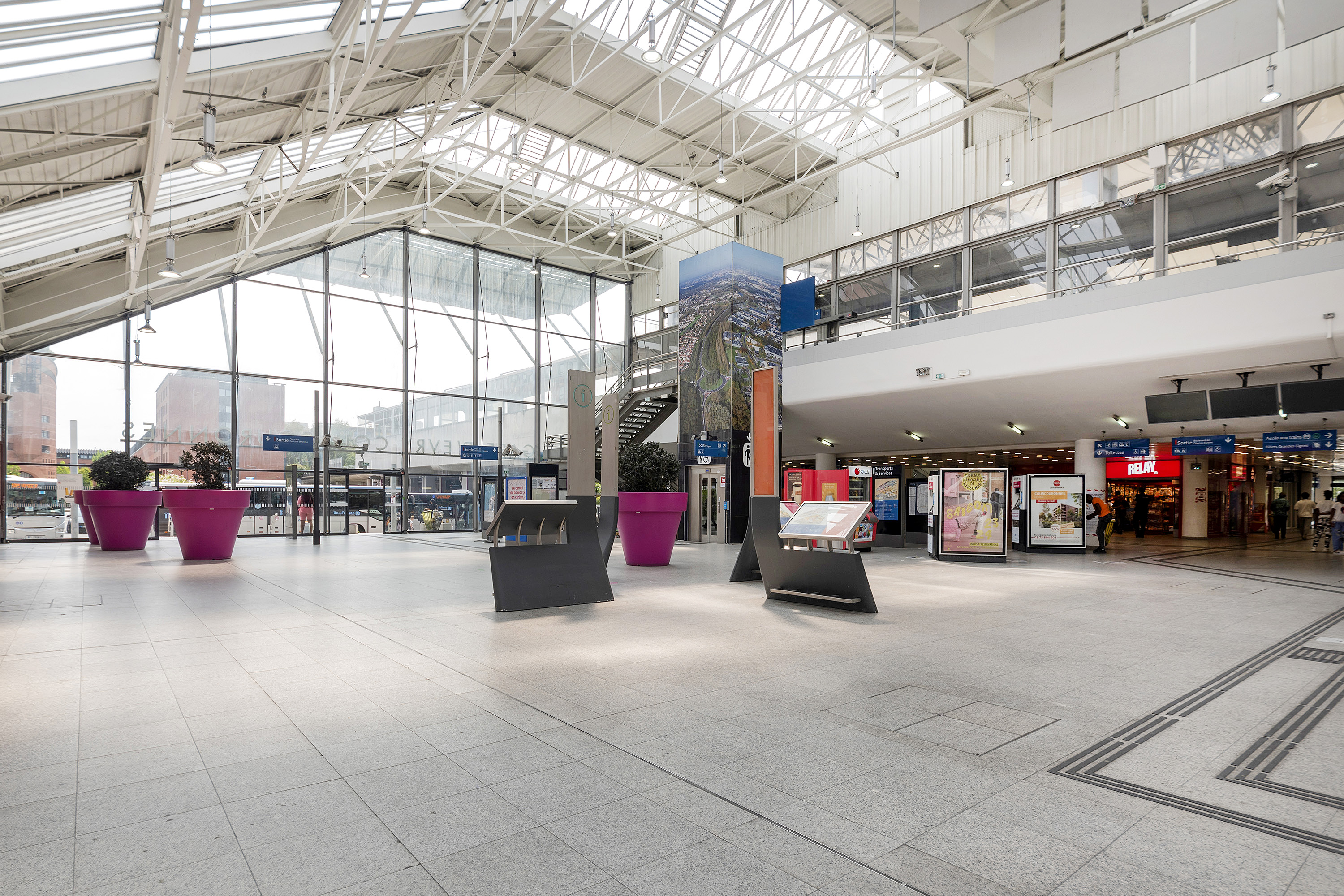 Pour célébrer les 50 ans du Plateau : une photo actuelle de la gare d'Évry Courcouronnes et de son hall.