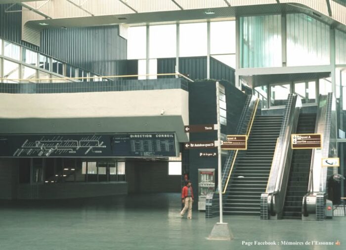 Le hall de la gare d'Évry Courcouronnes. Source : Page Facebook Mémoires de l'Essonne.