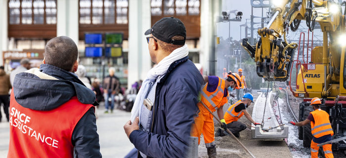 Photo d'un agent vêtu d'un gilet "SNCF Assistance" entrain de renseigner un voyageur, accompagnée d'une photo d'agent réalisant des travaux sur le réseau ferré.