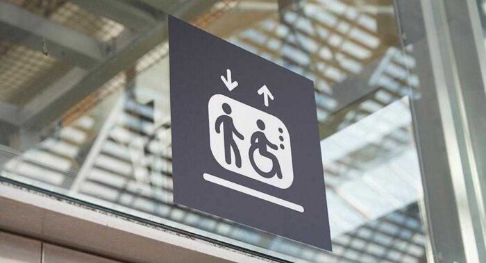 Image de signalétique représentant un ascenseur pouvant accueillir les voyageurs en fauteuil roulant.