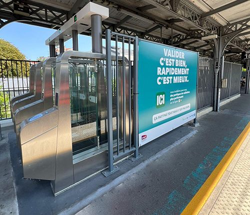 Photo d'un visuel de la campagne "Ça fait pas tout mais c’est pas rien !" où il est écrit : "Valider c'est bien, rapidement c'est mieux".