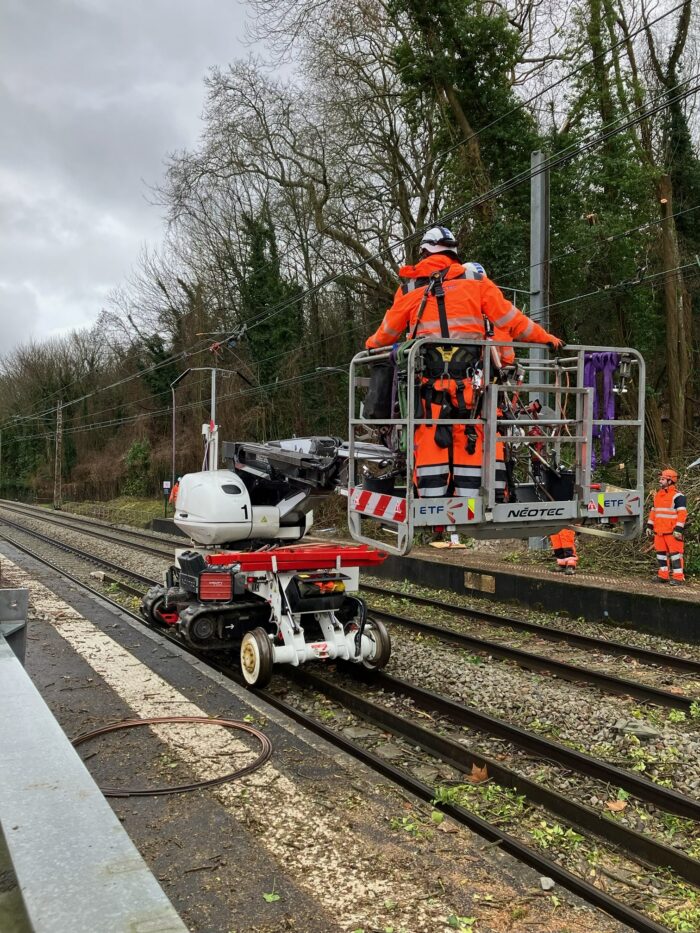 Photo des équipes de SNCF Réseau mobilisées en gare de Vosves pour réparer les installations.