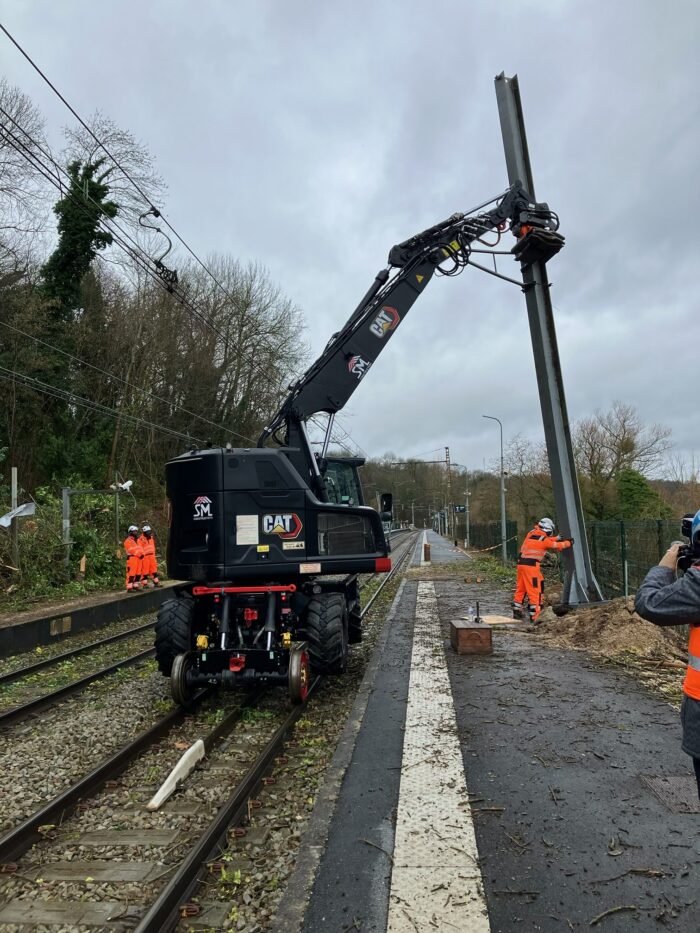Photo des équipes de SNCF Réseau mobilisées en gare de Vosves pour réparer les installations.