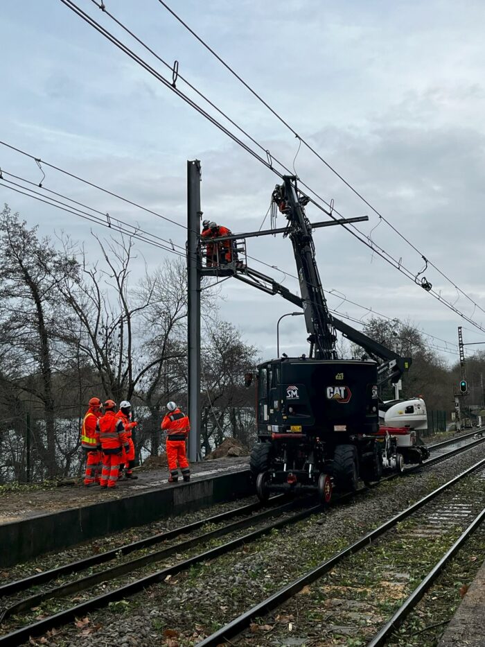 Photo des équipes de SNCF Réseau mobilisées en gare de Vosves pour réparer les installations.