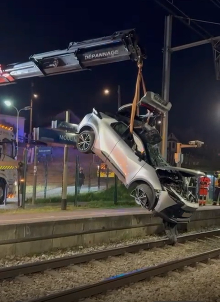 Photo de l'opération de grutage du véhicule se trouvant sur les voies, suite à l'incident survenu à Moulin Galant le lundi 23 mars 2026.