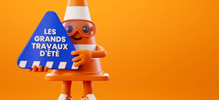 Pour illustrer le sujet des grands travaux d'été 2026 : un personnage sous forme de plot qui tient un panneau triangulaire sur lequel il est écrit "Les grands travaux d'été".