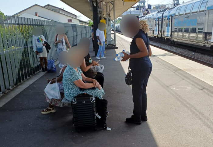 Suite à l'épisode de canicule : photo d'une distribution d'eau en gare de Corbeil Essonnes par les agents du RER D.