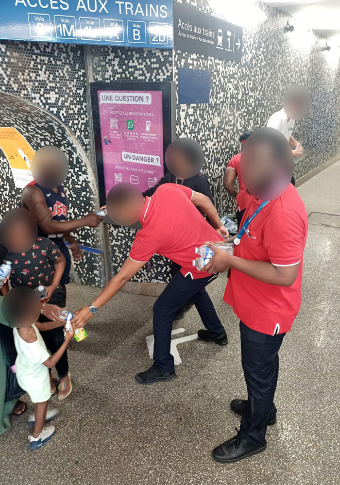 Suite à l'épisode de canicule : photo d'une distribution d'eau en gare de Villeneuve Saint-Georges par les agents du RER D.