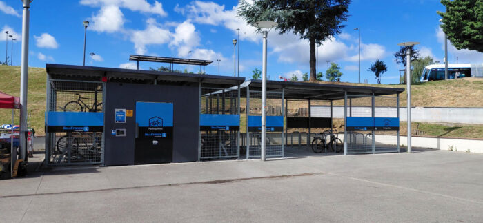 Pour illustrer les parkings vélos : photo d'un parking en gare de Grigny Centre.