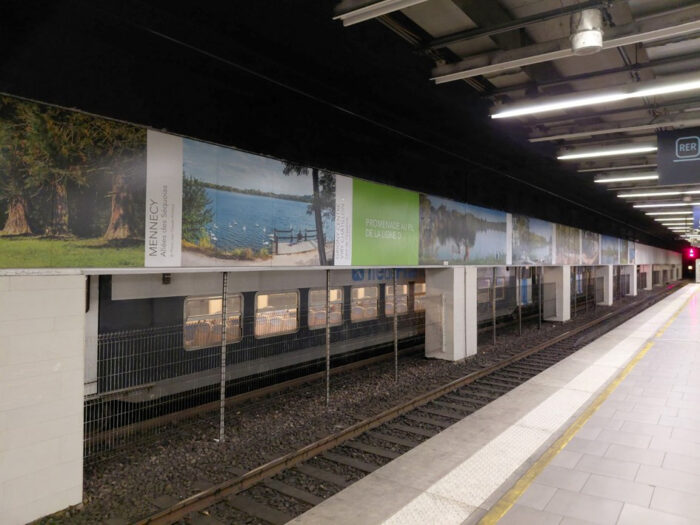 Une photo prise après l'opération propreté en gare souterraine de Paris Gare de Lyon avec les panneaux illustrant les lieux de balade emblématiques du RER D nettoyés.