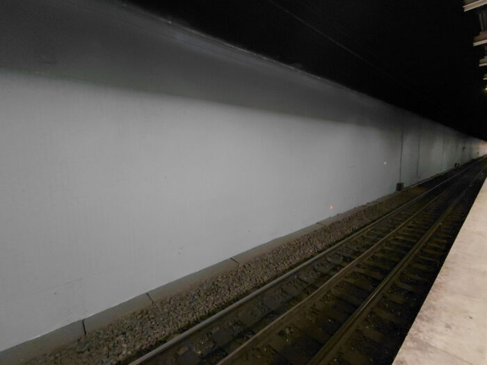 Une photo prise après l'opération propreté à Paris Lyon avec les murs côté voies nettoyés.